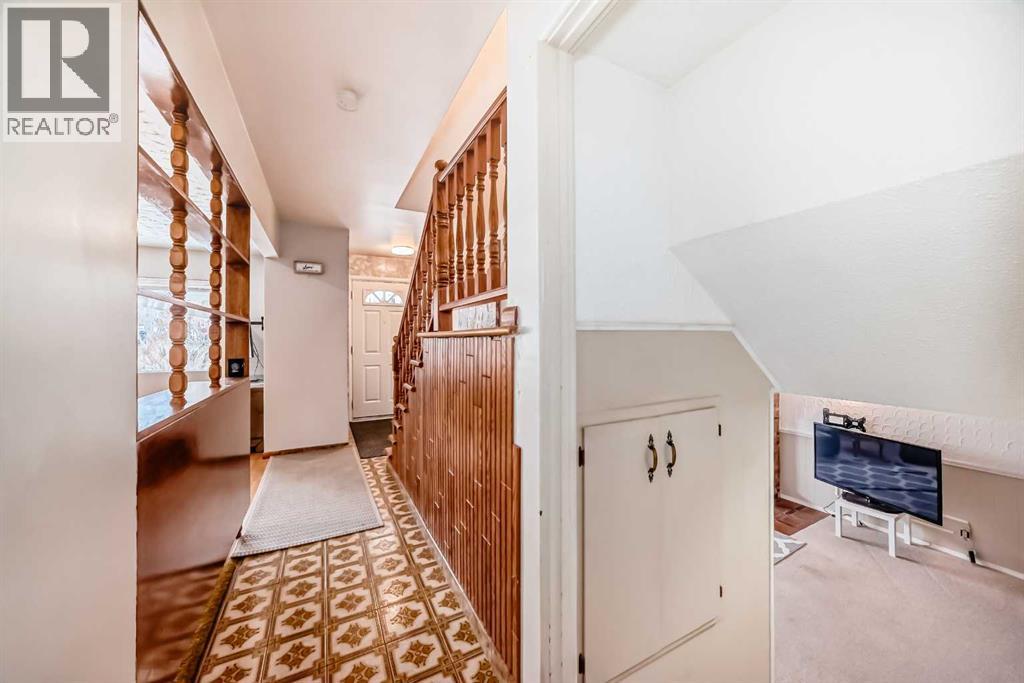 Single Family House 3 Level for Sale in  Fenton Road SE Fairview Calgary 