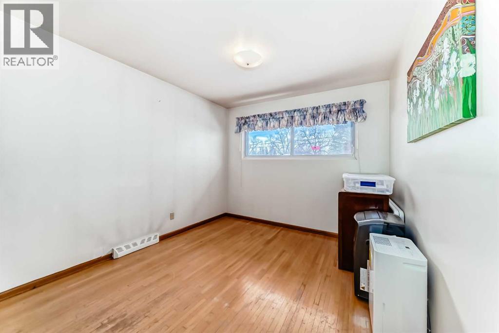 Single Family House 3 Level for Sale in  Fenton Road SE Fairview Calgary 