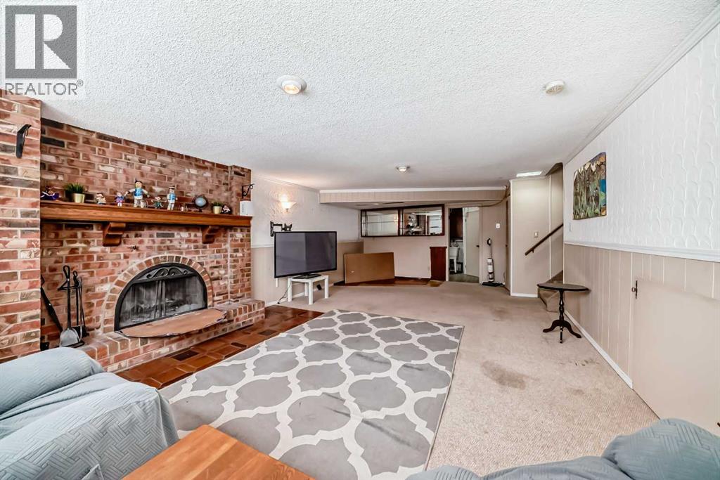 Single Family House 3 Level for Sale in  Fenton Road SE Fairview Calgary 