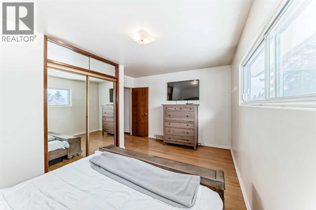 Single Family House 3 Level for Sale in  Fenton Road SE Fairview Calgary 