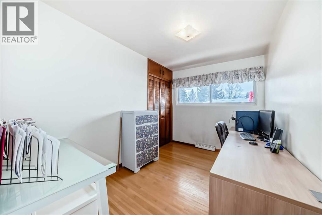 Single Family House 3 Level for Sale in  Fenton Road SE Fairview Calgary 