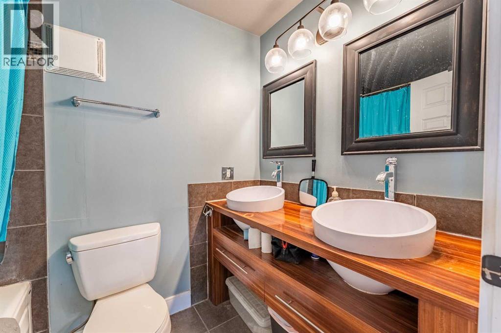 Single Family House Bi-level for Sale in  Oakmoor Drive SW Oakridge Calgary 