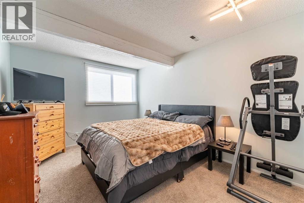 Single Family House Bi-level for Sale in  Oakmoor Drive SW Oakridge Calgary 