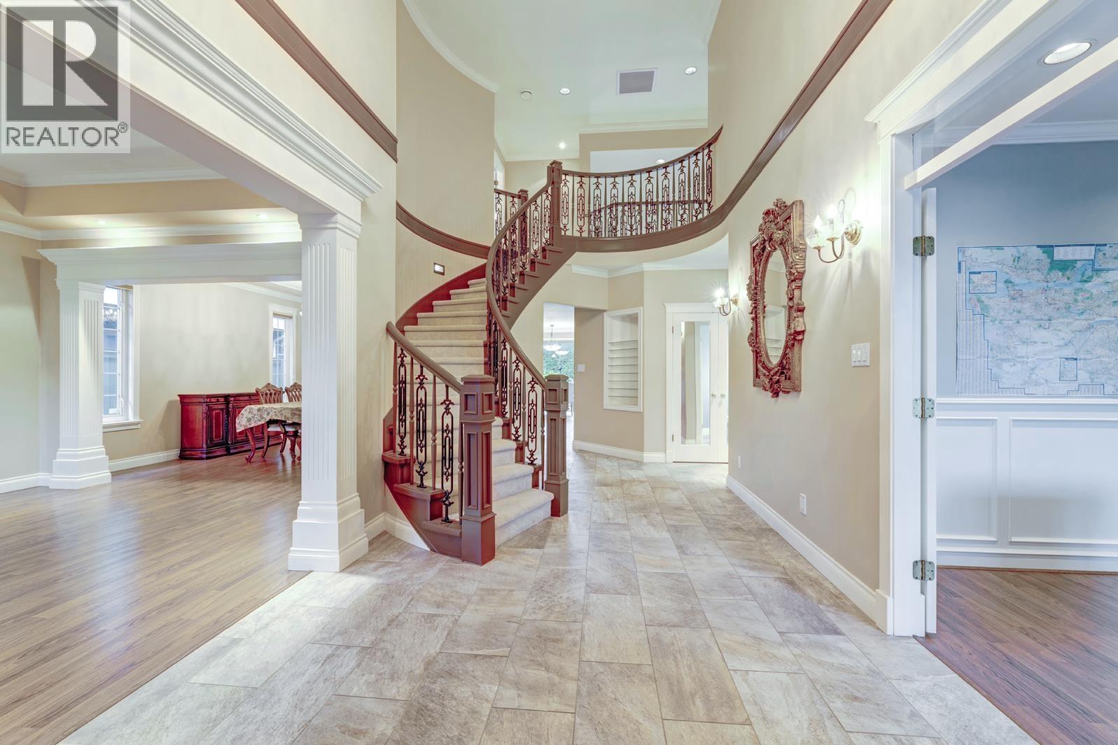 7988 7988 SUNNYHOLME CRESCENT