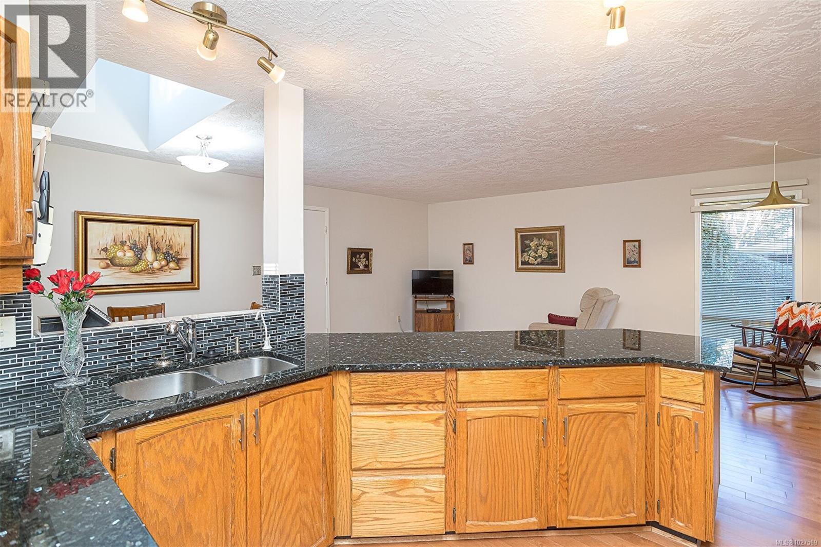 #20 4630 Lochside Dr - 12