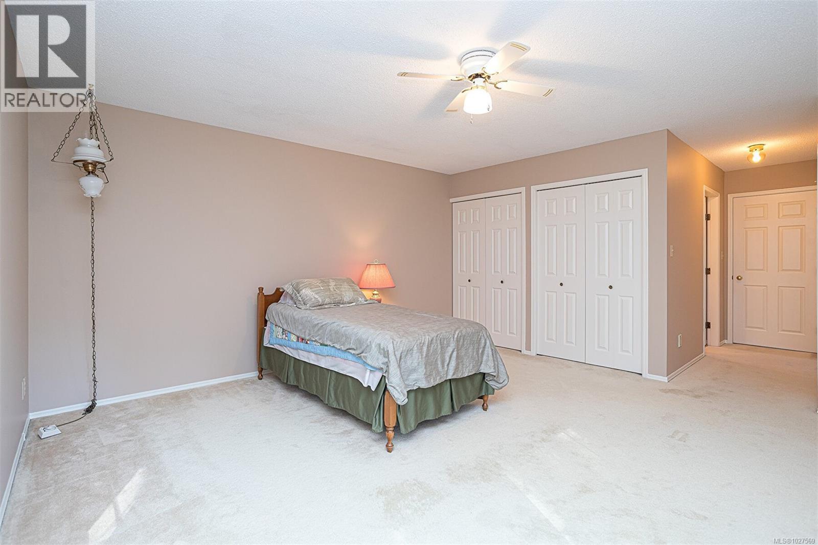#20 4630 Lochside Dr - 18