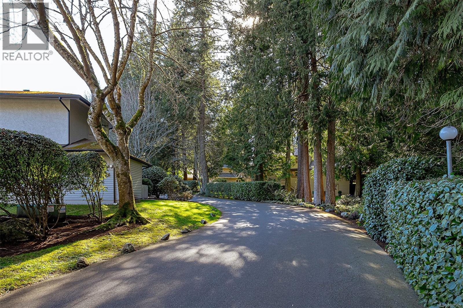 #20 4630 Lochside Dr - 2