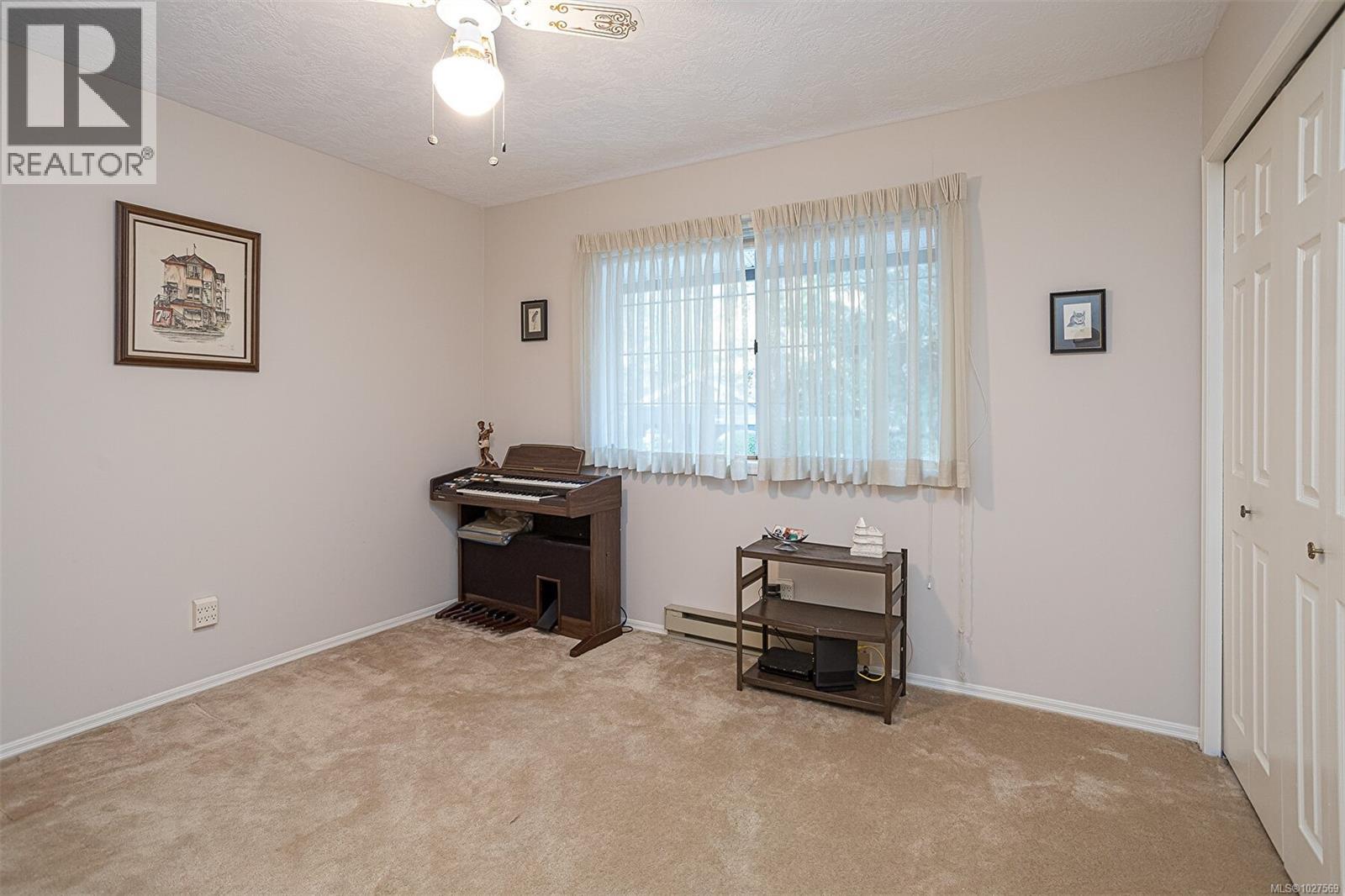#20 4630 Lochside Dr - 23