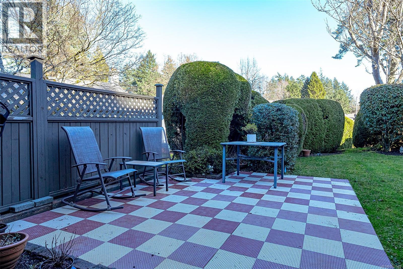 #20 4630 Lochside Dr - 27