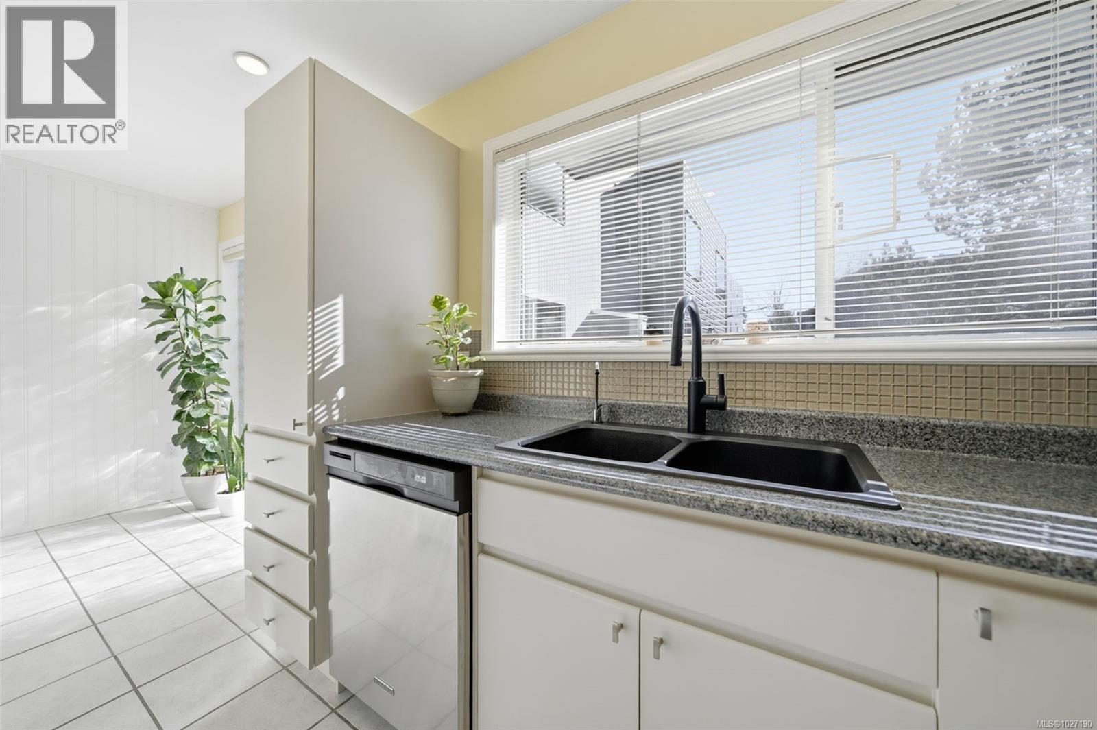 2 1144 View Street, Victoria