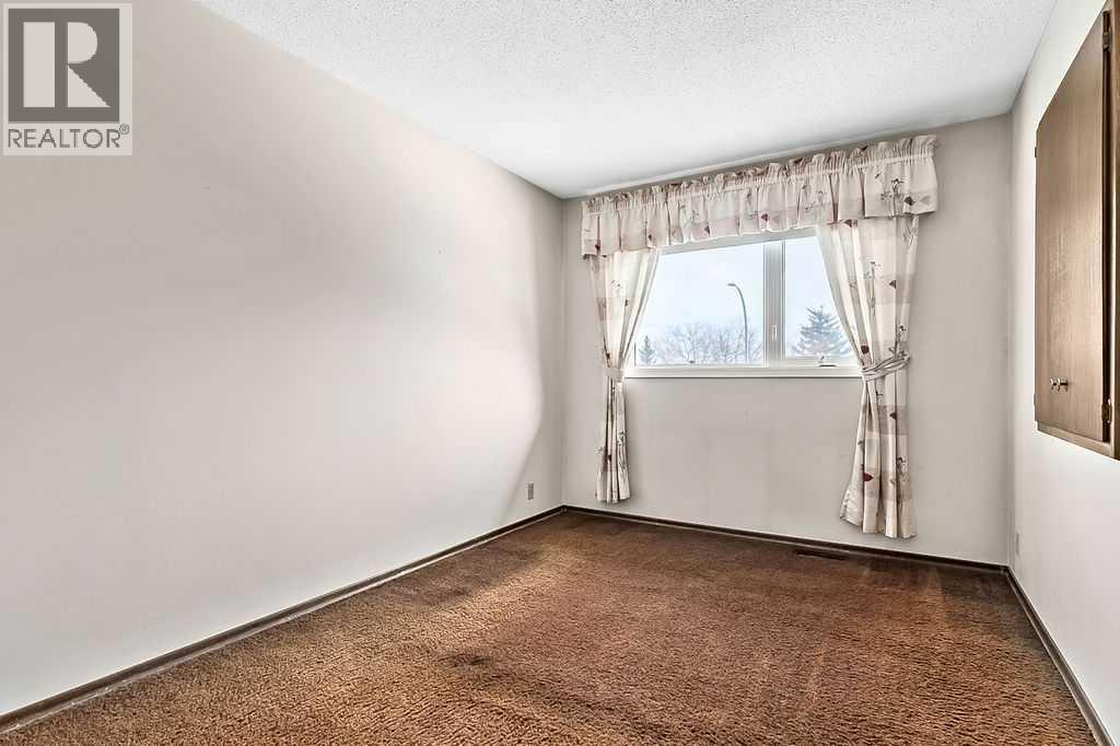 Single Family House Bi-level for Sale in  Thornaby Way NW Thorncliffe Calgary 
