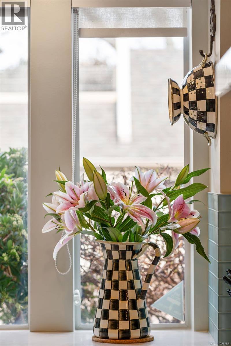 7 2585 Sinclair Road Northeast, Saanich