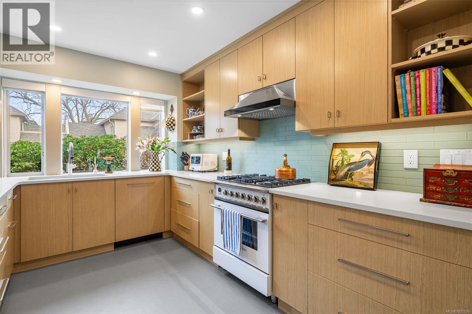 7 2585 Sinclair Road Northeast, Saanich