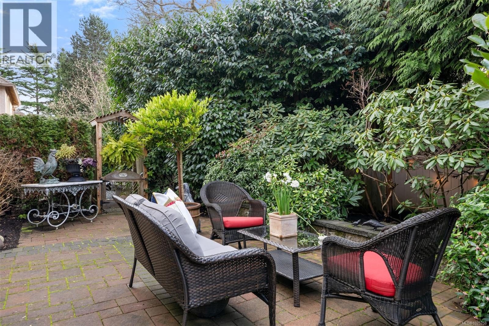 7 2585 Sinclair Road Northeast, Saanich