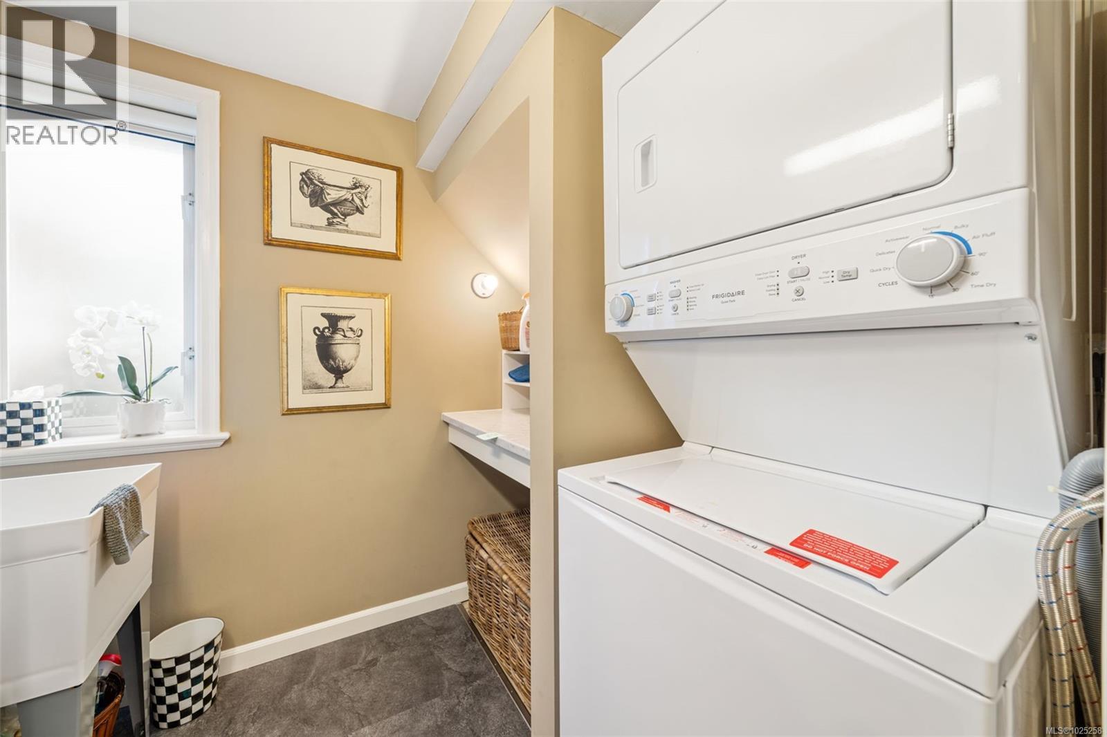 7 2585 Sinclair Road Northeast, Saanich