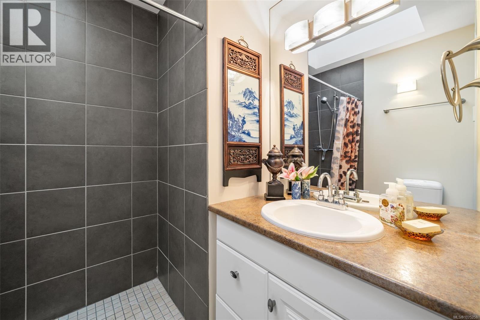 7 2585 Sinclair Road Northeast, Saanich