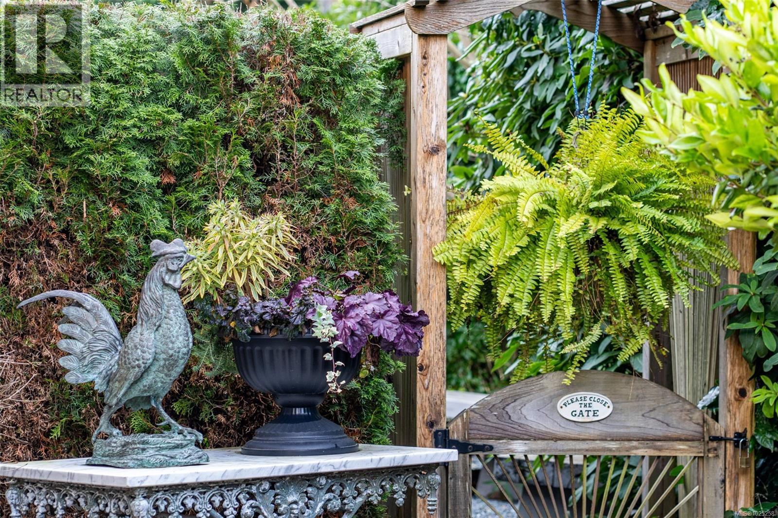 7 2585 Sinclair Road Northeast, Saanich