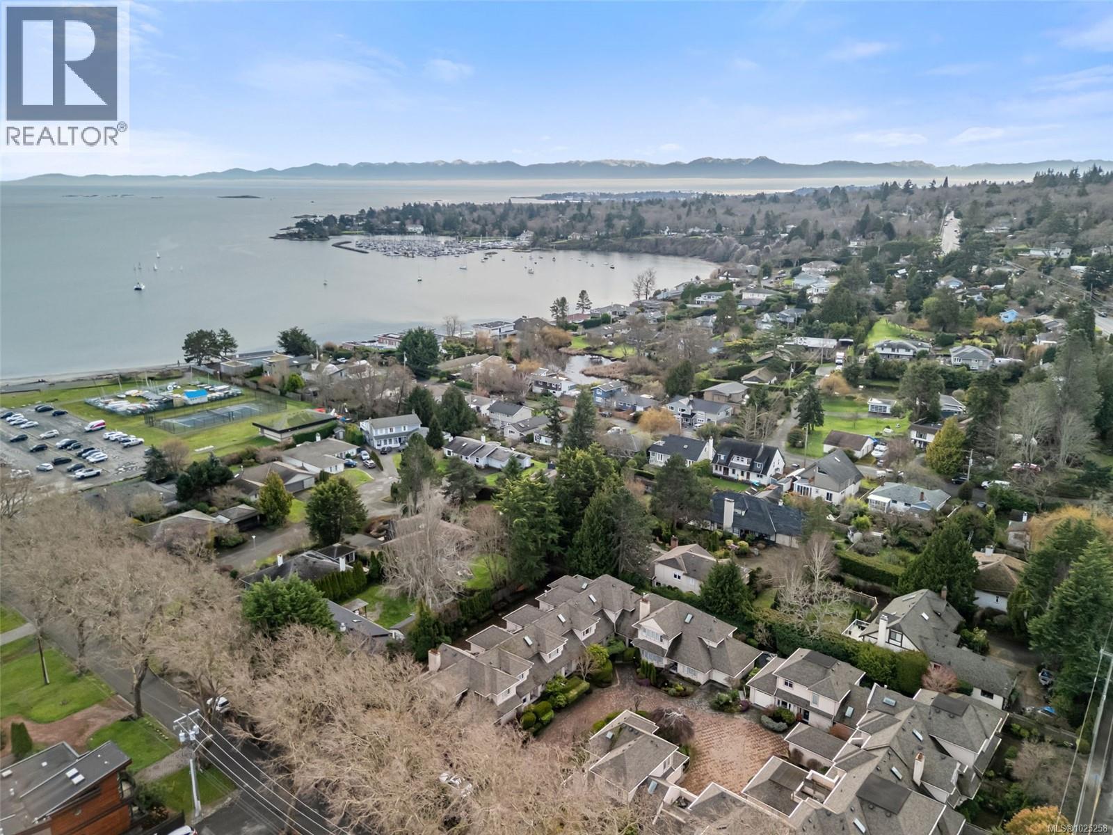 7 2585 Sinclair Road Northeast, Saanich