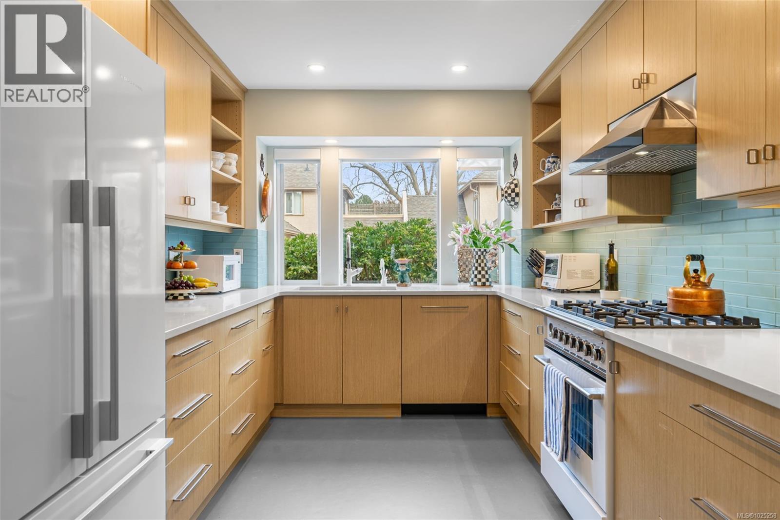 7 2585 Sinclair Road Northeast, Saanich