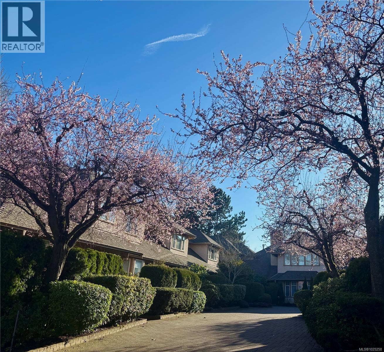 7 2585 Sinclair Road Northeast, Saanich