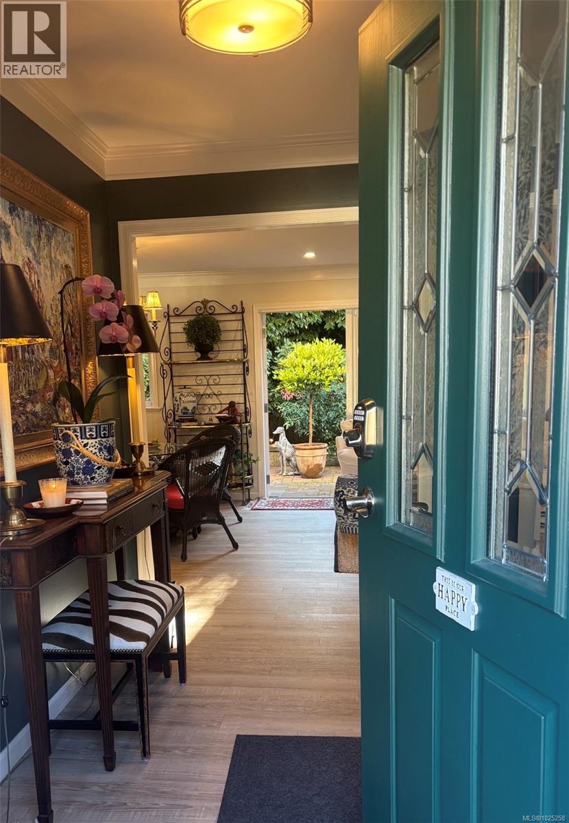 7 2585 Sinclair Road Northeast, Saanich