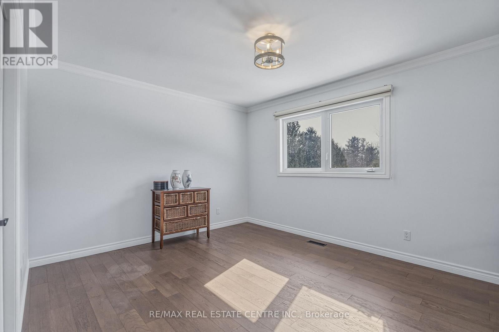6 IRIS COURT - 32