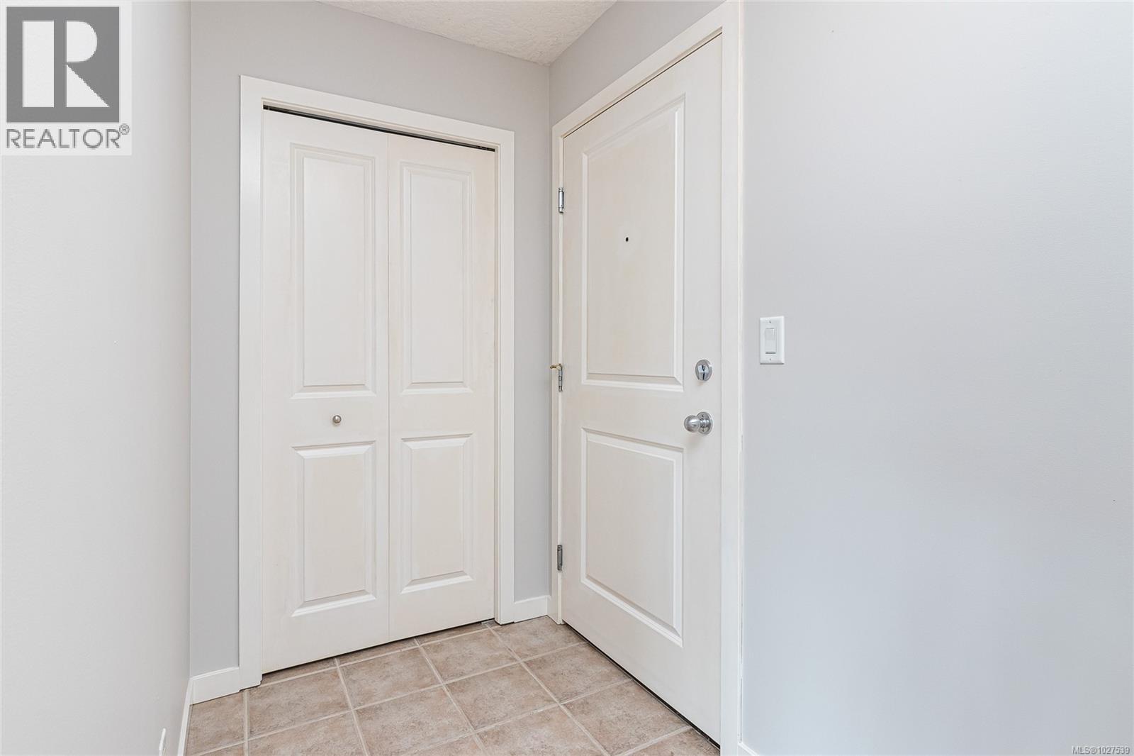 203 2844 Bryn Maur Road, Langford