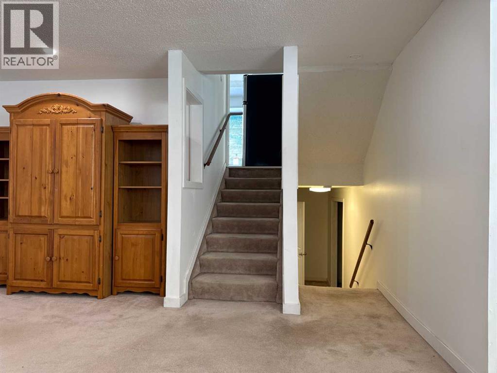 Single Family House 4 Level for Sale in   Avenue NE Temple Calgary 