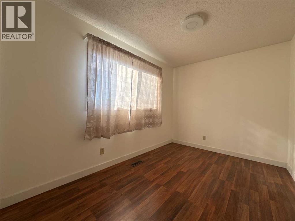 Single Family House 4 Level for Sale in   Avenue NE Temple Calgary 