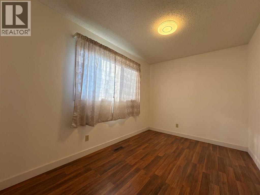 Single Family House 4 Level for Sale in   Avenue NE Temple Calgary 