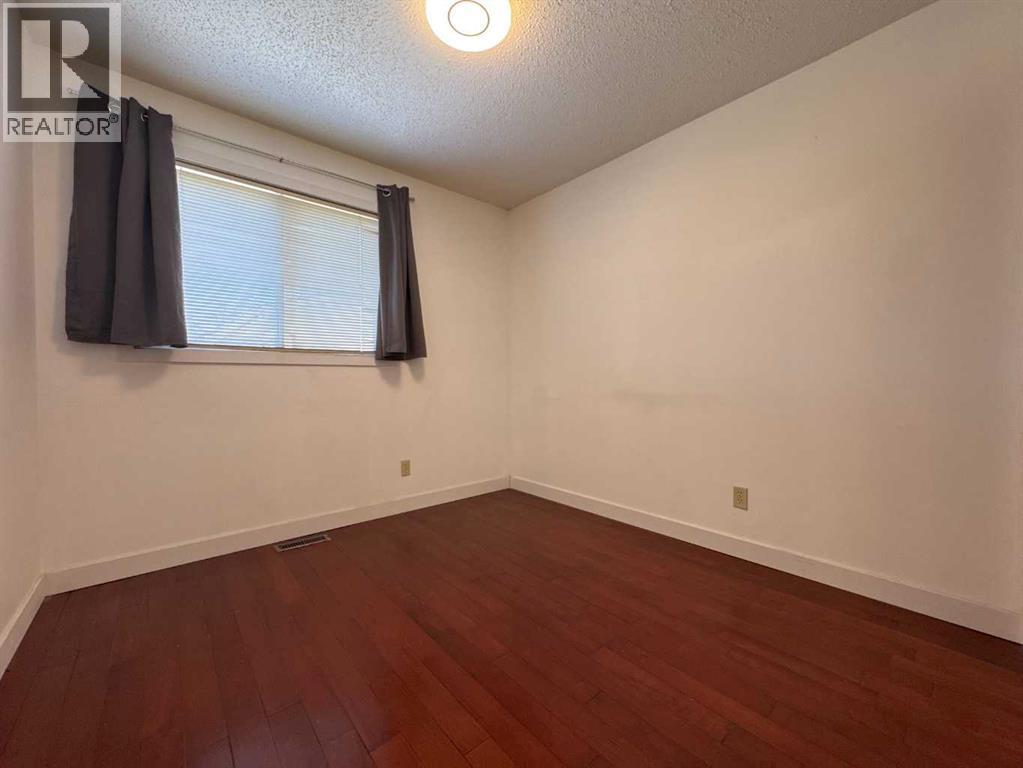 Single Family House 4 Level for Sale in   Avenue NE Temple Calgary 