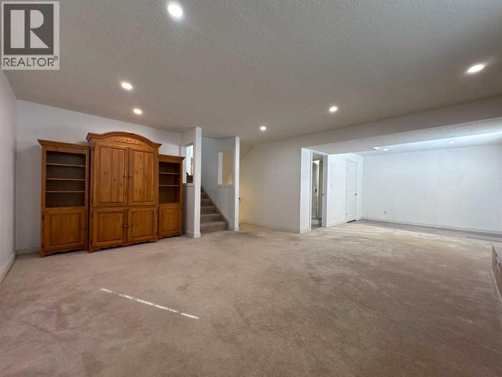 Single Family House 4 Level for Sale in   Avenue NE Temple Calgary 