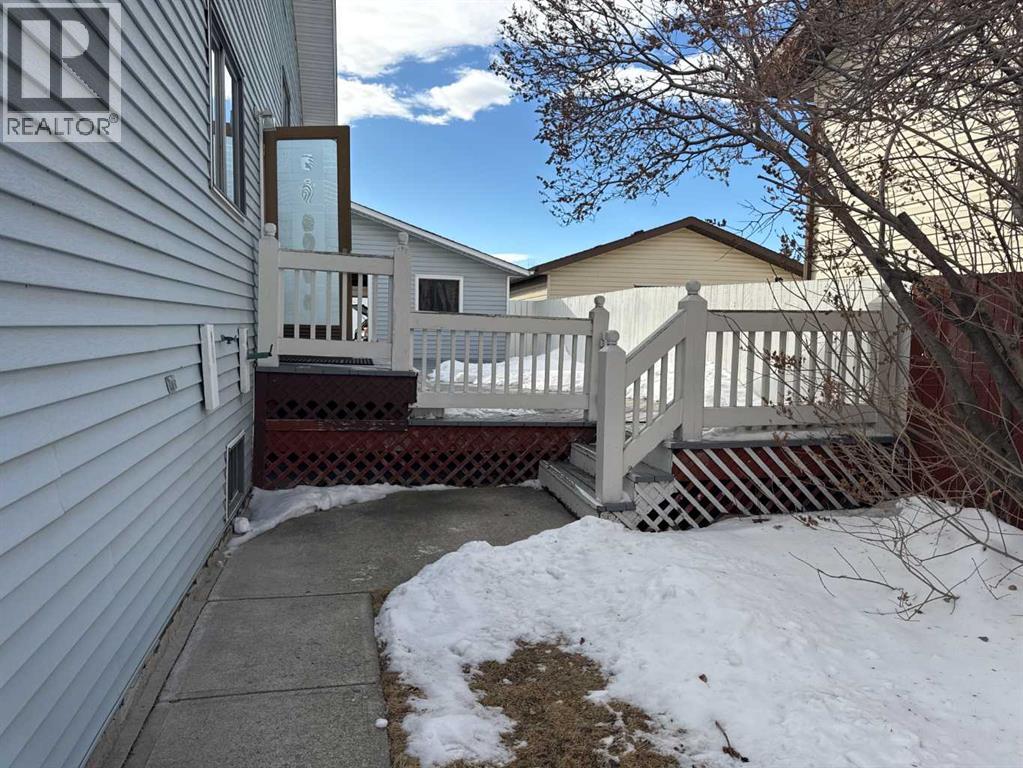 Single Family House 4 Level for Sale in   Avenue NE Temple Calgary 