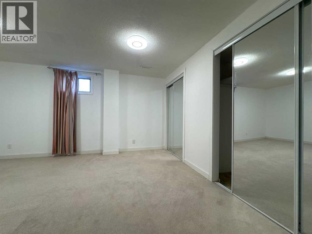 Single Family House 4 Level for Sale in   Avenue NE Temple Calgary 