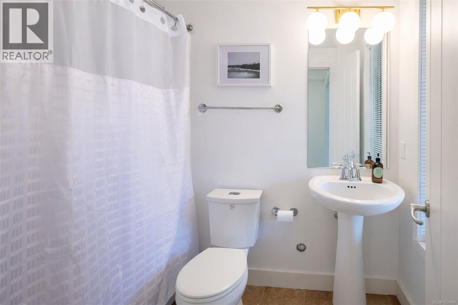 102 605 Gibson St, Tofino