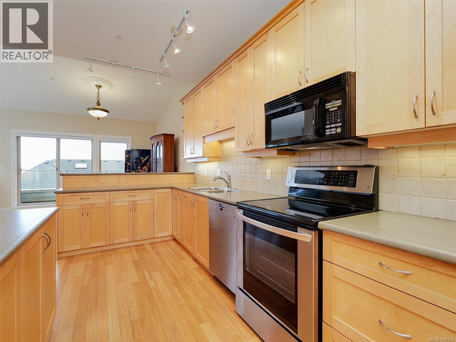 303 2520 Oakville Avenue, Sidney