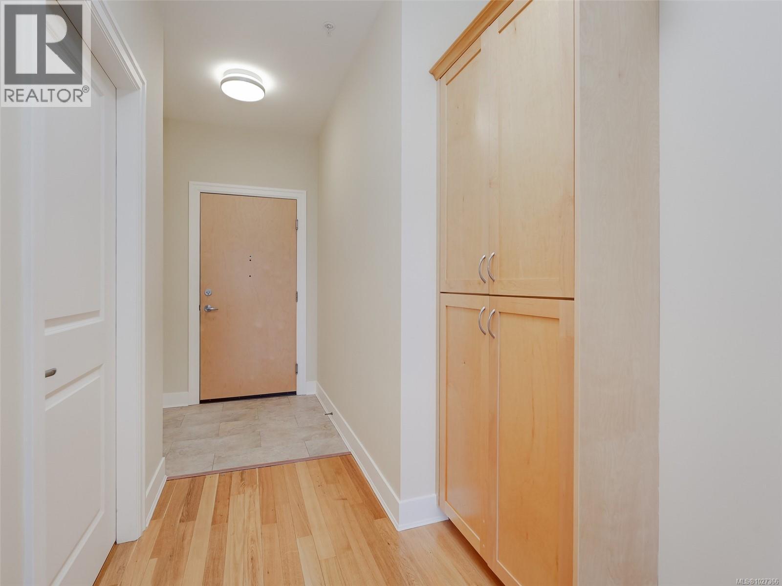 303 2520 Oakville Avenue, Sidney