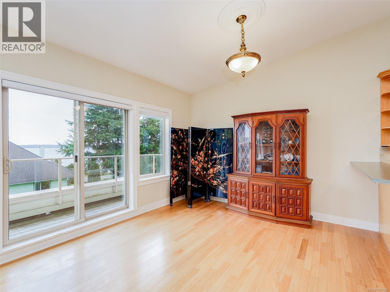 303 2520 Oakville Avenue, Sidney