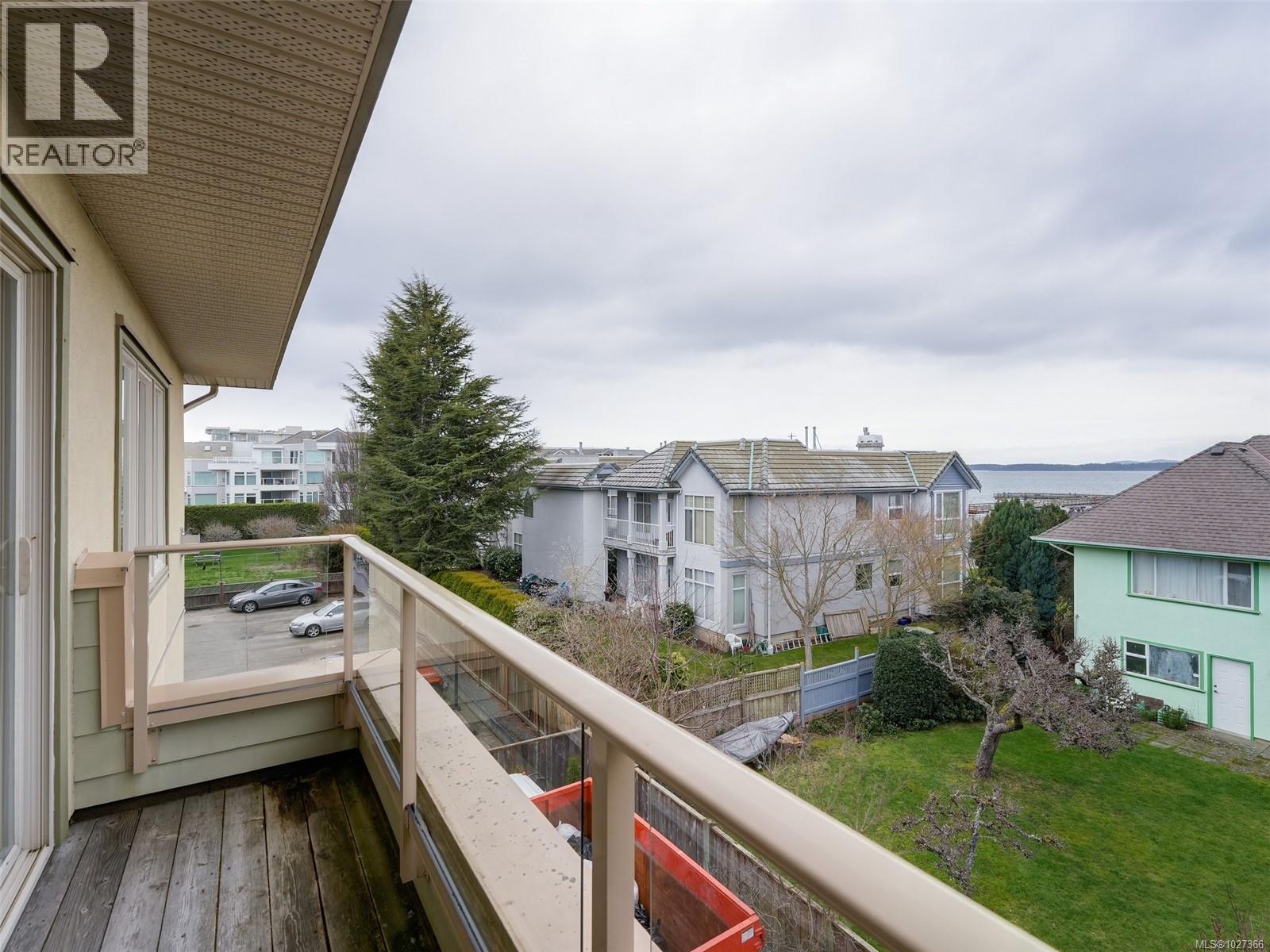 303 2520 Oakville Avenue, Sidney