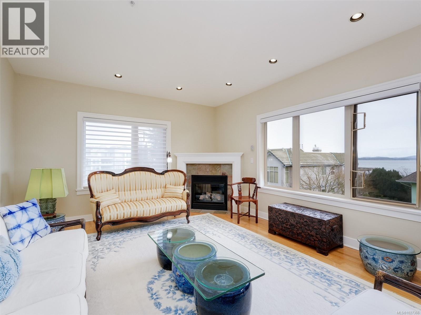 303 2520 Oakville Avenue, Sidney