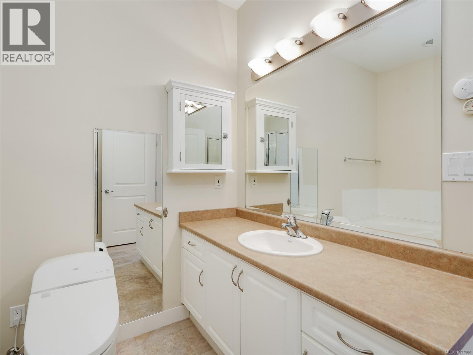 303 2520 Oakville Avenue, Sidney