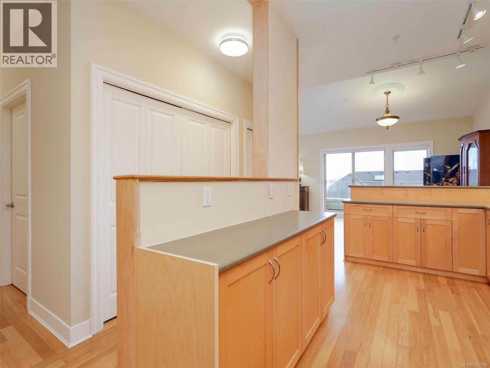 303 2520 Oakville Avenue, Sidney