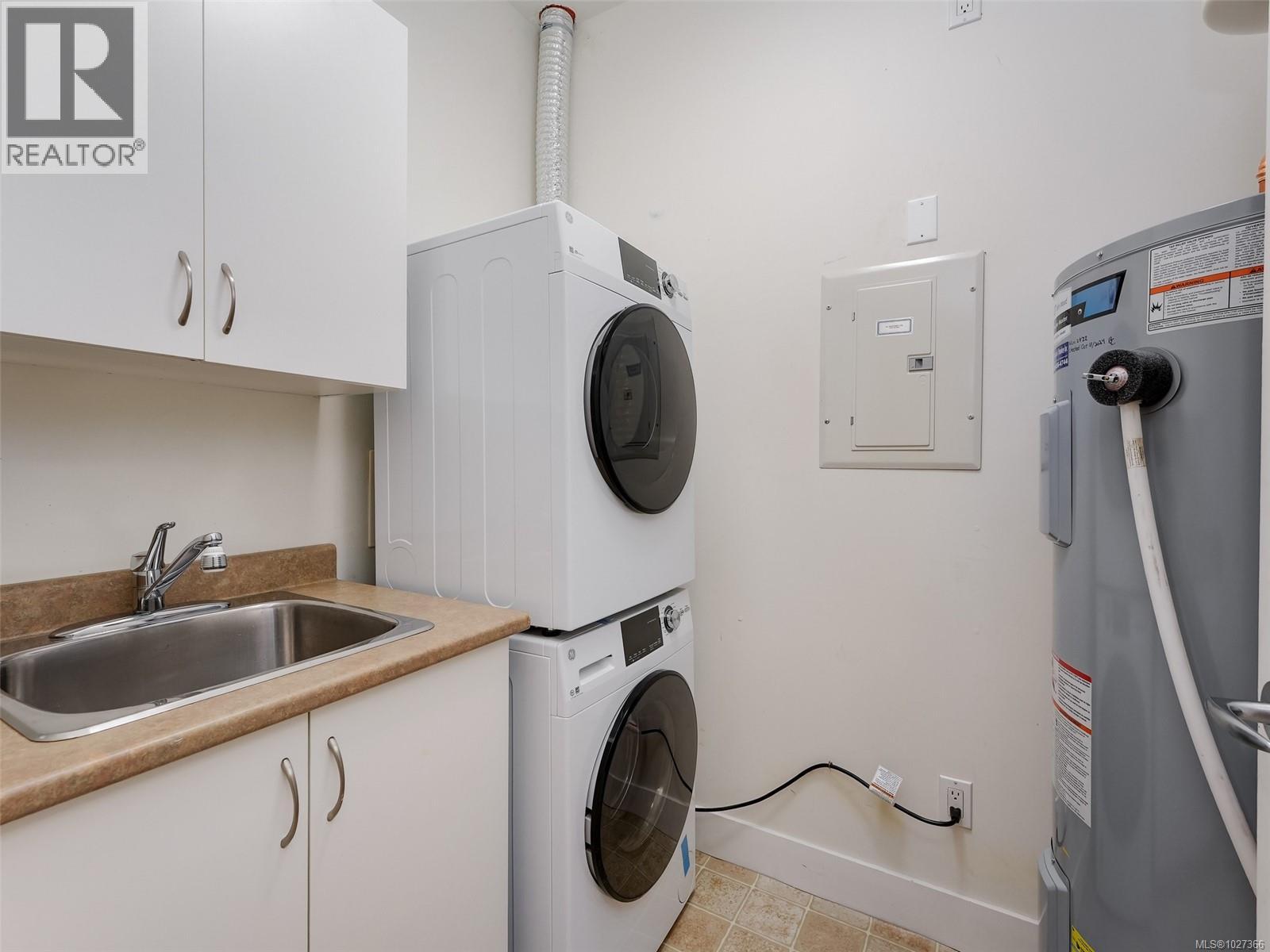 303 2520 Oakville Avenue, Sidney