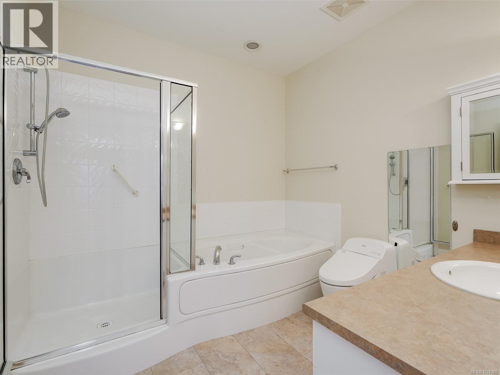 303 2520 Oakville Avenue, Sidney