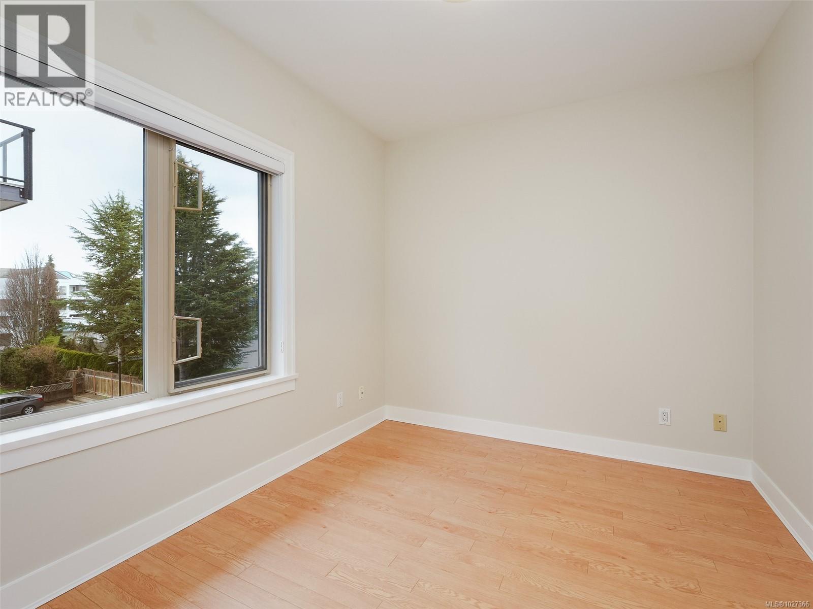 303 2520 Oakville Avenue, Sidney