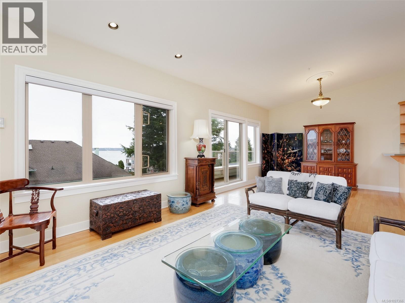 303 2520 Oakville Avenue, Sidney