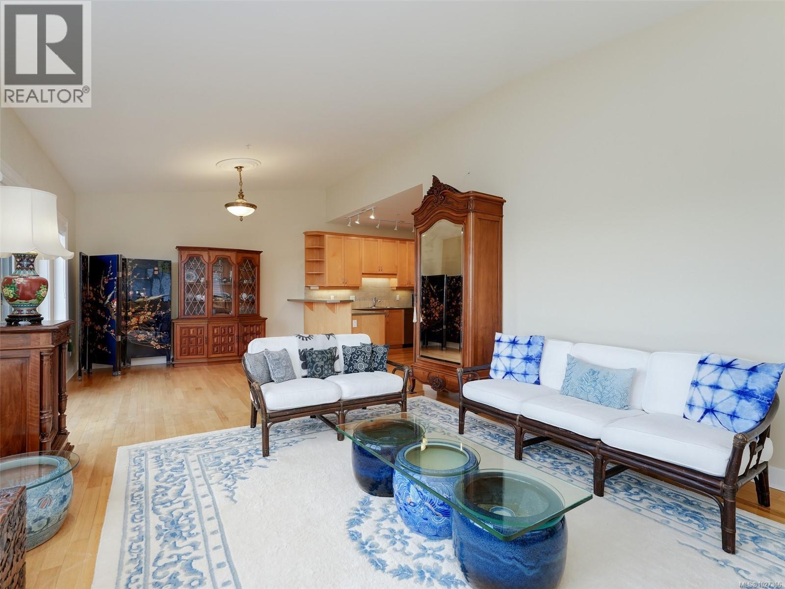 303 2520 Oakville Avenue, Sidney