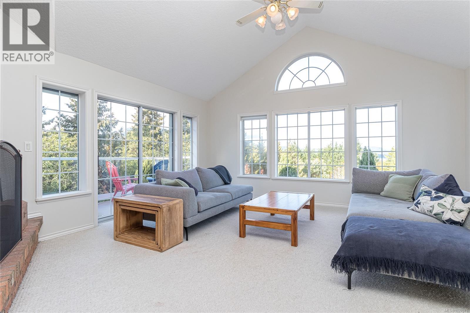 11474 Sumac Dr, North Saanich