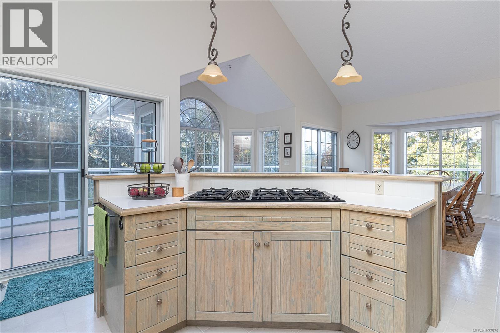 11474 Sumac Dr, North Saanich