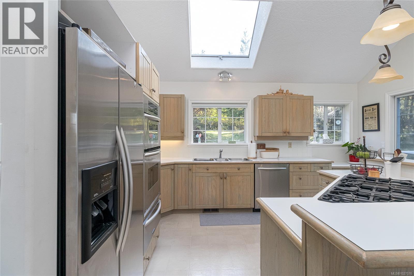 11474 Sumac Dr, North Saanich